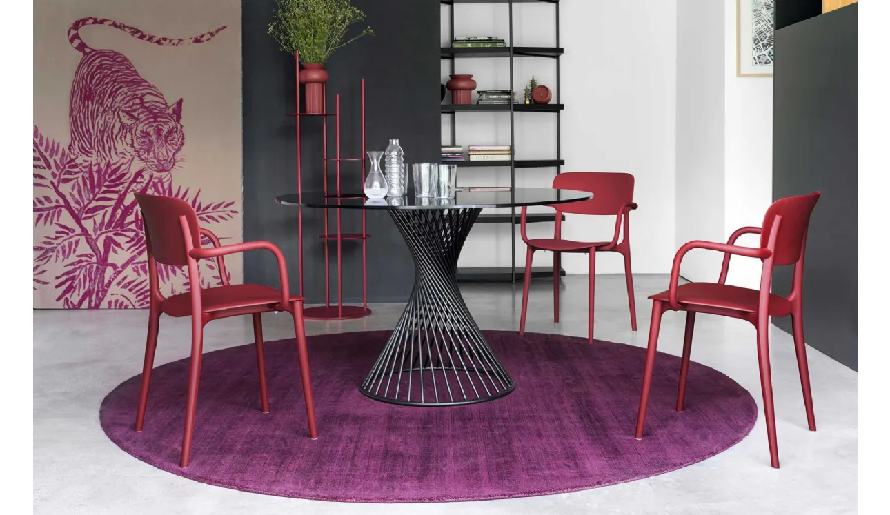 Sedia Liberty in polipropilene con braccioli di Calligaris