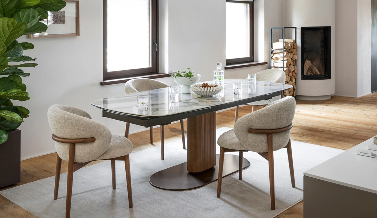 Sedia in tessuto con gambe in legno Oleandro di Calligaris