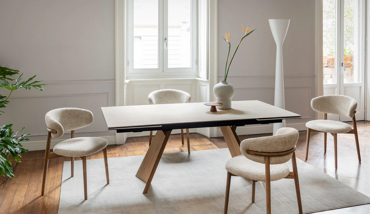 Sedia in tessuto con gambe in legno Oleandro di Calligaris