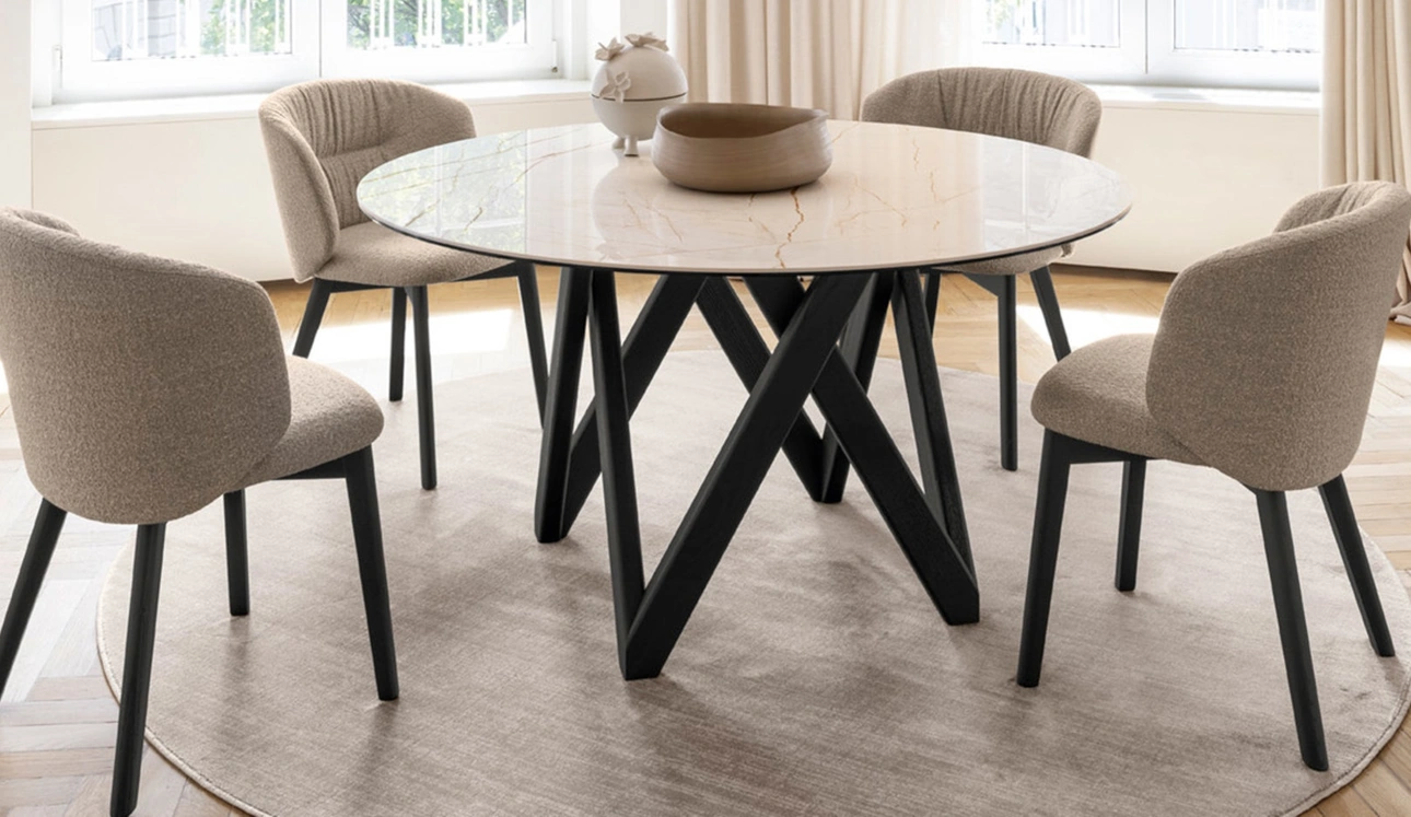 Sedia Sweel in tessuto imbottito con gambe in legno di Calligaris