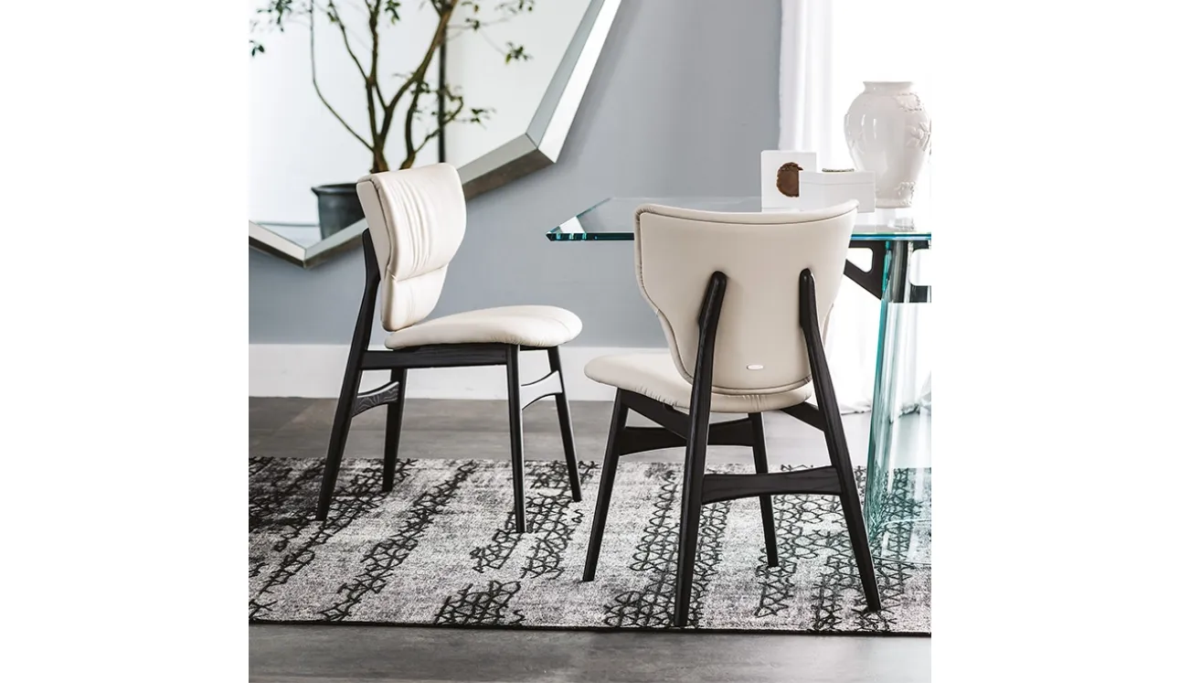 Sedia in legno con seduta e schienale in pelle Dumbo di Cattelan Italia