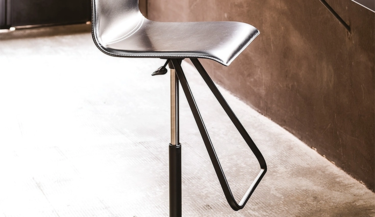 Sgabello in acciaio e cuoio Toto X di Cattelan Italia