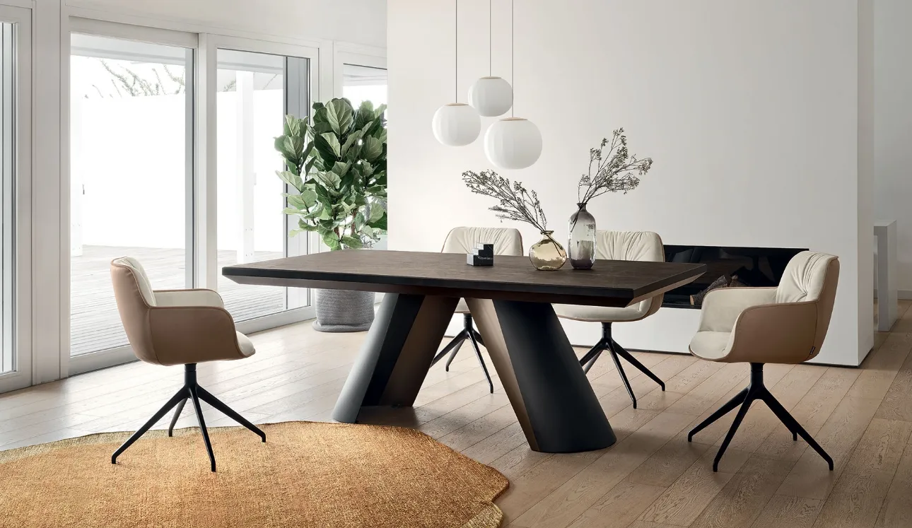 Sedia Cocoon con base girevole in tessuto e pelle di Calligaris