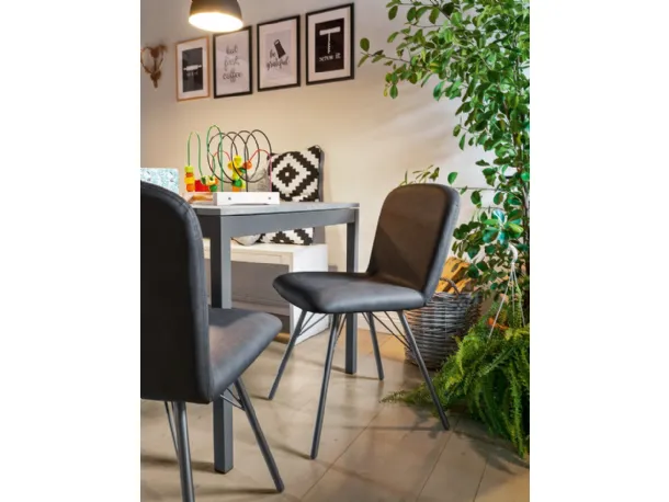 Sedia in ecopelle imbottita con struttura in metallo grigio opaco Emma di Connubia
