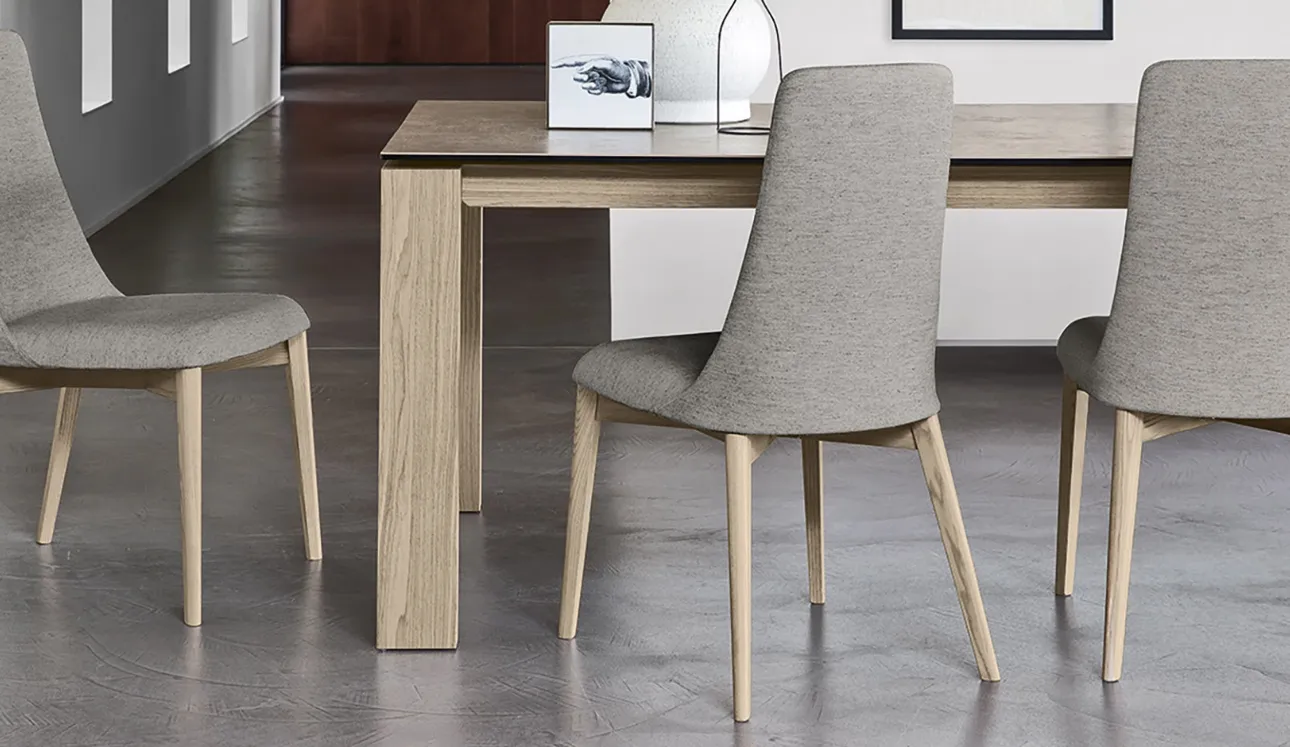 Sedia in tessuto con schienale alto e gambe in legno massello Etoile di Calligaris