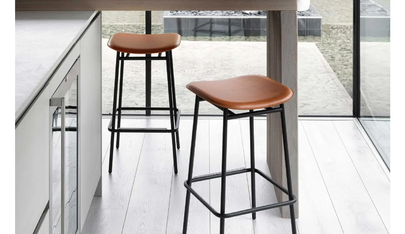 Sgabello Fifties con seduta in cuoio e base in metallo di Calligaris