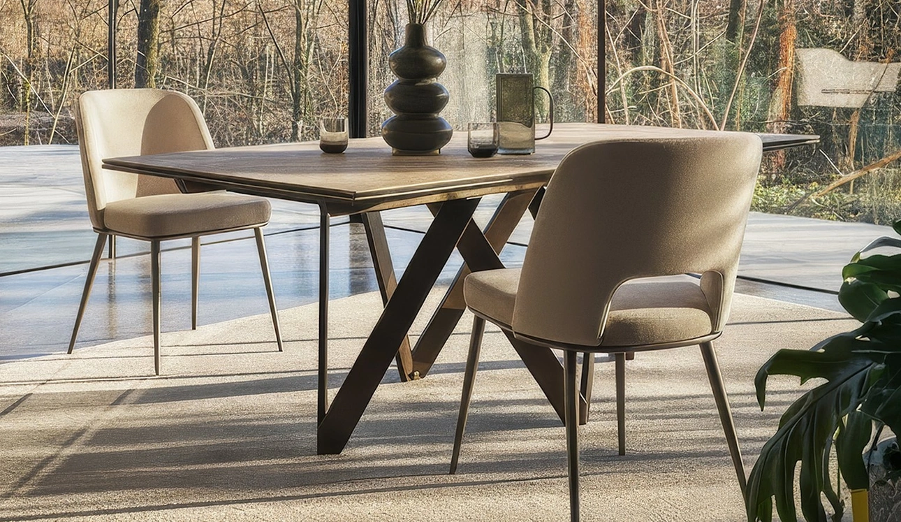 Sedia in tessuto Foyer con gambe in metallo di Calligaris