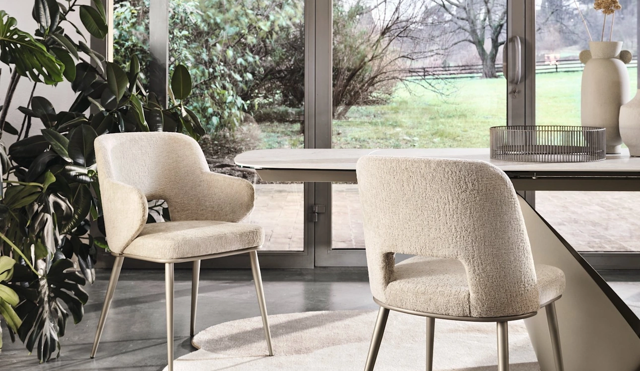 Sedia in tessuto Foyer con gambe in metallo di Calligaris