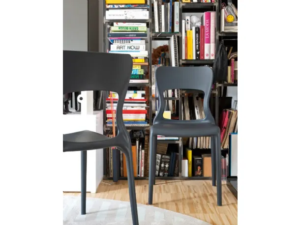 Sedia di design in polipropilene grigio opaco Helios di Connubia