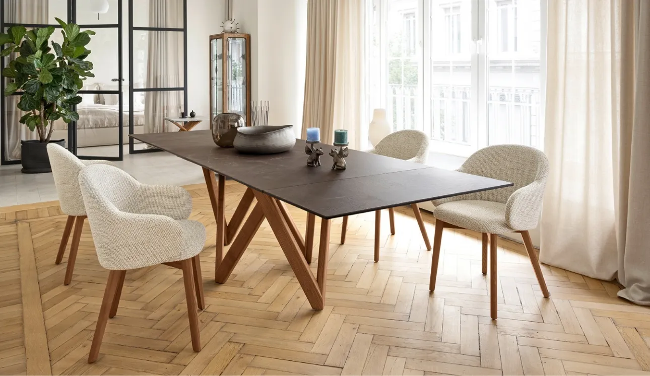 Sedia Holly Fab in tessuto e legno massello di Calligaris