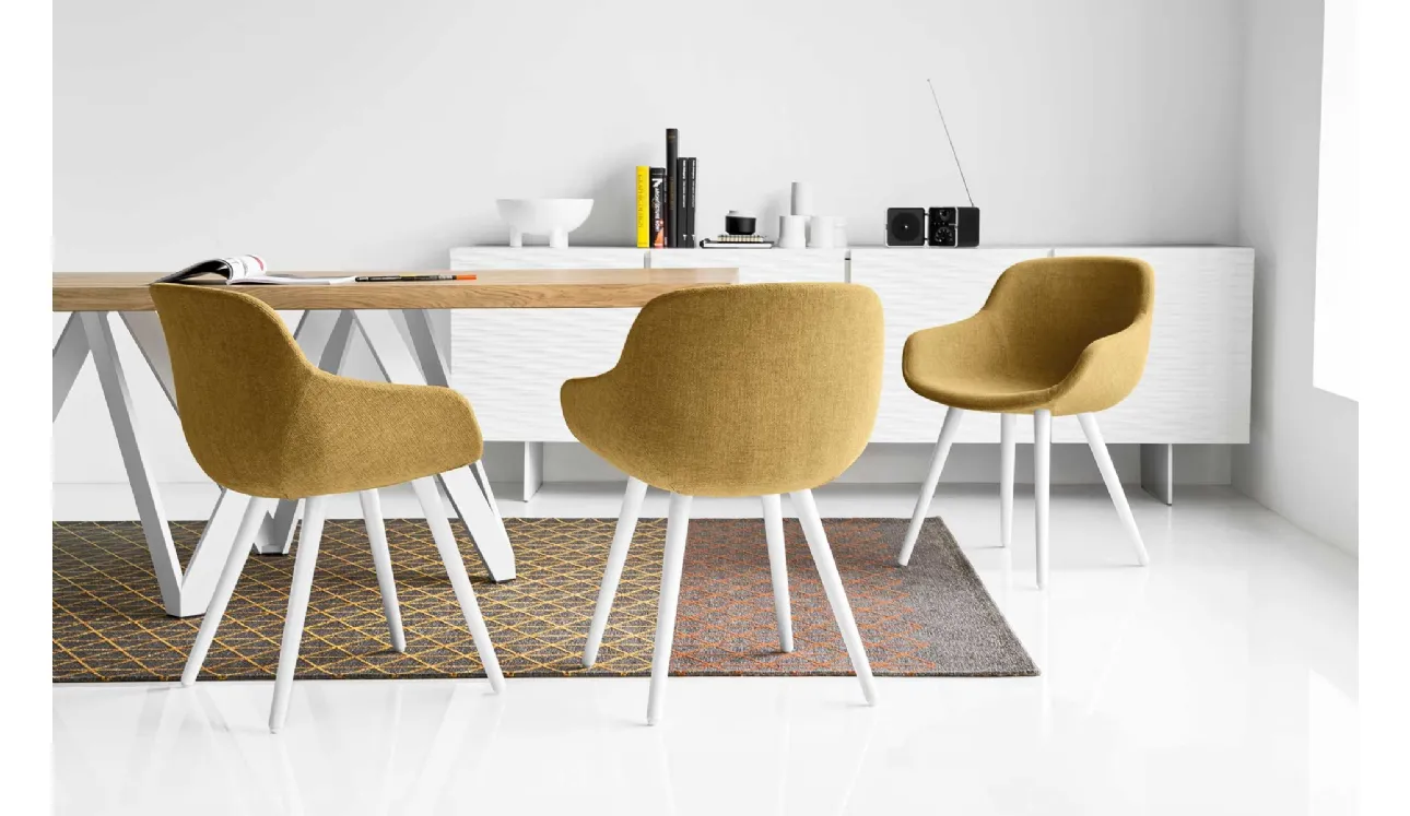 Sedia in tessuto con braccioli Igloo di Calligaris