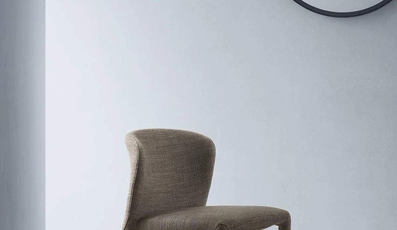 Sedia Karol in tessuto con gambe in legno di Alf Da Frè