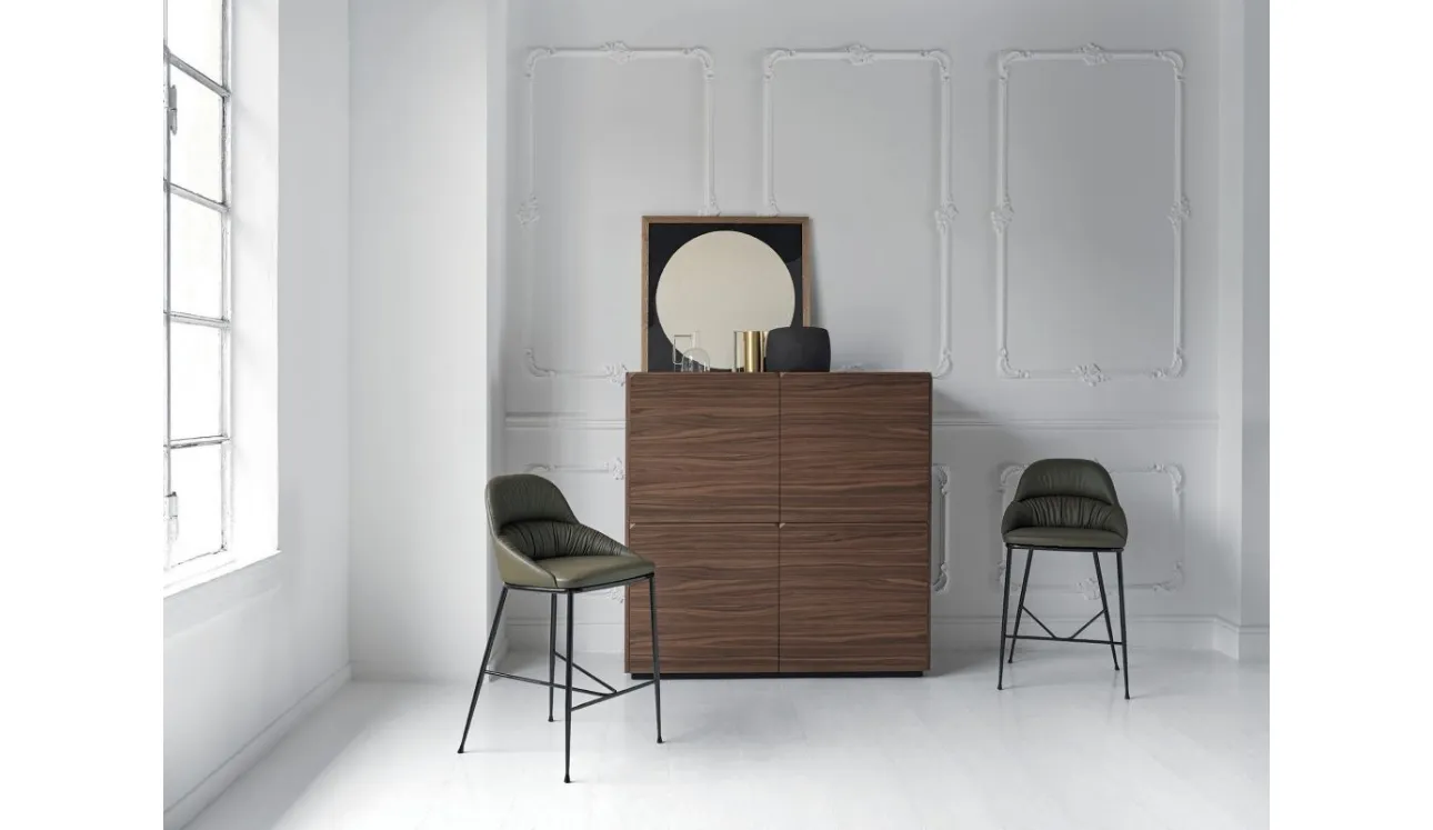 Sgabello Queen rivestito in ecopelle con struttura in acciaio laccato di Bontempi