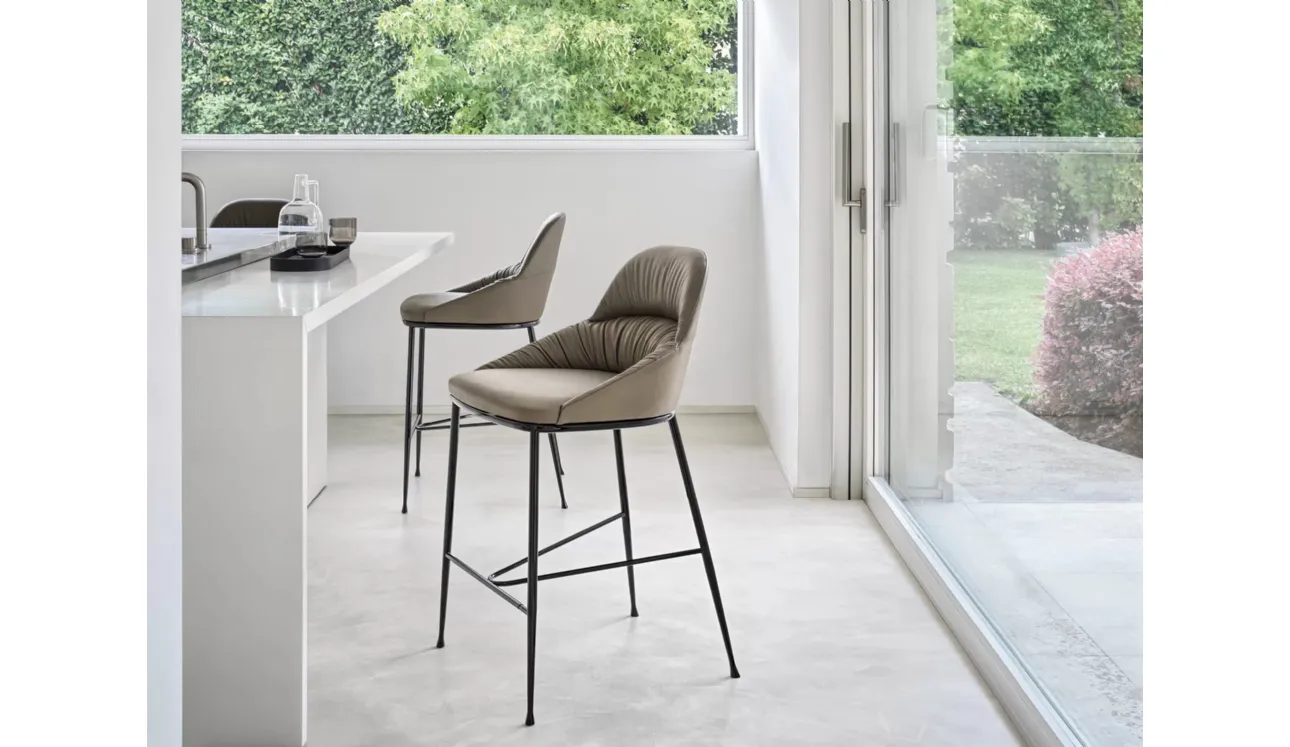 Sgabello Queen rivestito in ecopelle con struttura in acciaio laccato di Bontempi