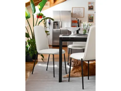 Sedia in tessuto imbottito con gambe in metallo Riley di Connubia
