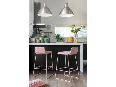 Sgabello in tessuto con struttura in metallo Riley soft di Connubia