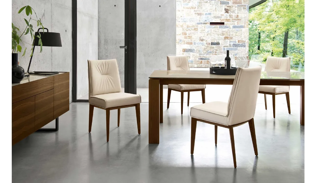 Sedia imbottita in pelle con struttura in legno massello Romy di Calligaris