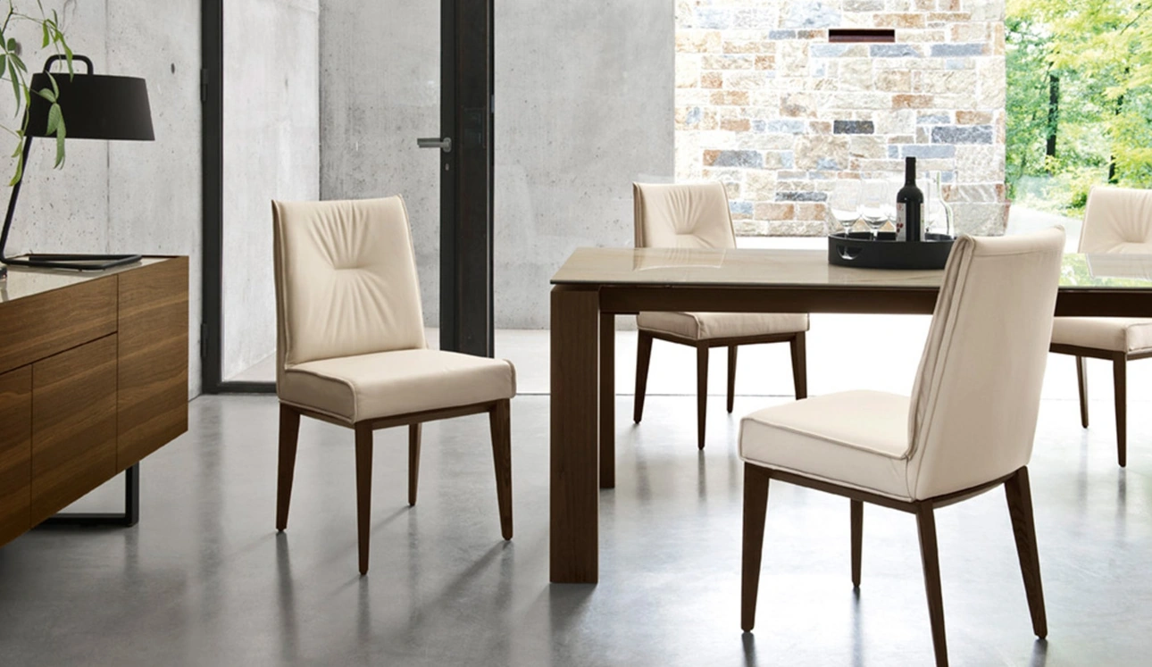Sedia imbottita in pelle Romy di Calligaris