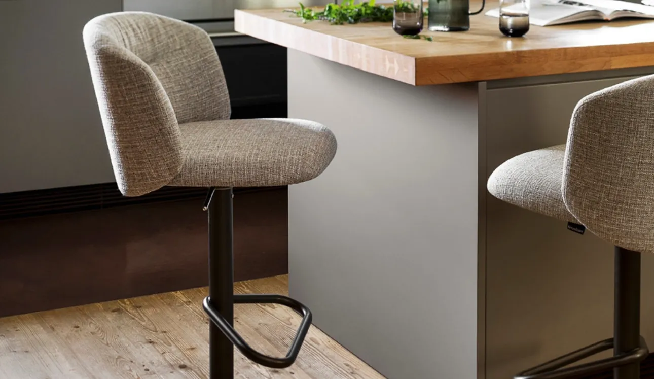 Sgabello Sweel in tessuto imbottito di Calligaris