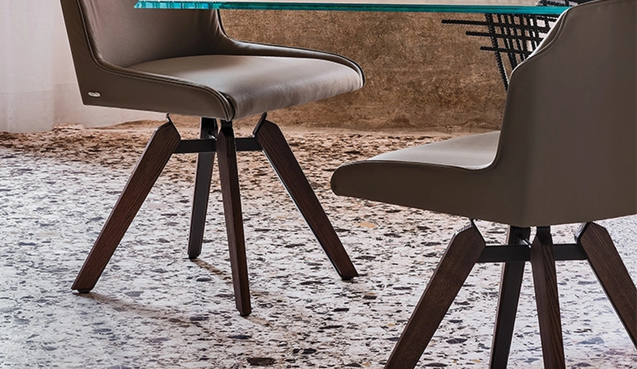 Sedia Tyler in pelle con gambe in legno di Cattelan Italia