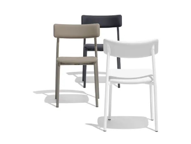 Sedia in ecopelle con struttura in metallo Up! di Connubia