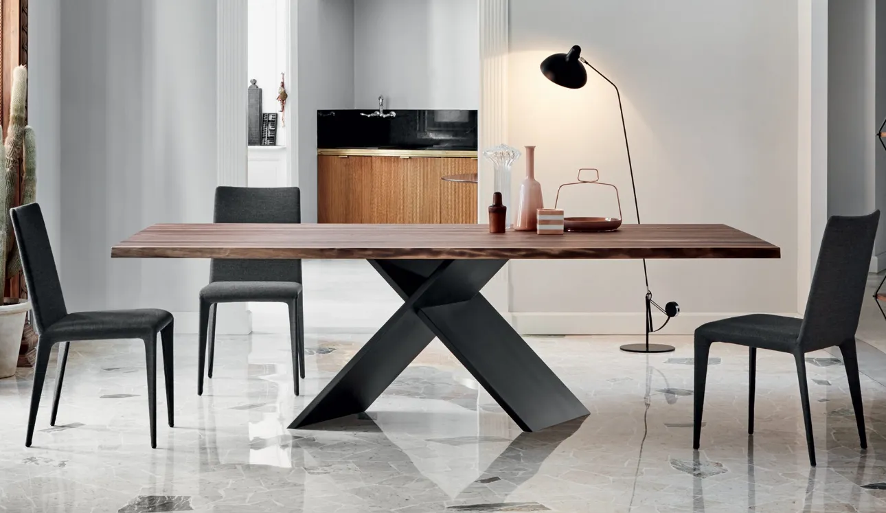 Tavolo Ax Wood con top in legno e base in metallo di Bonaldo