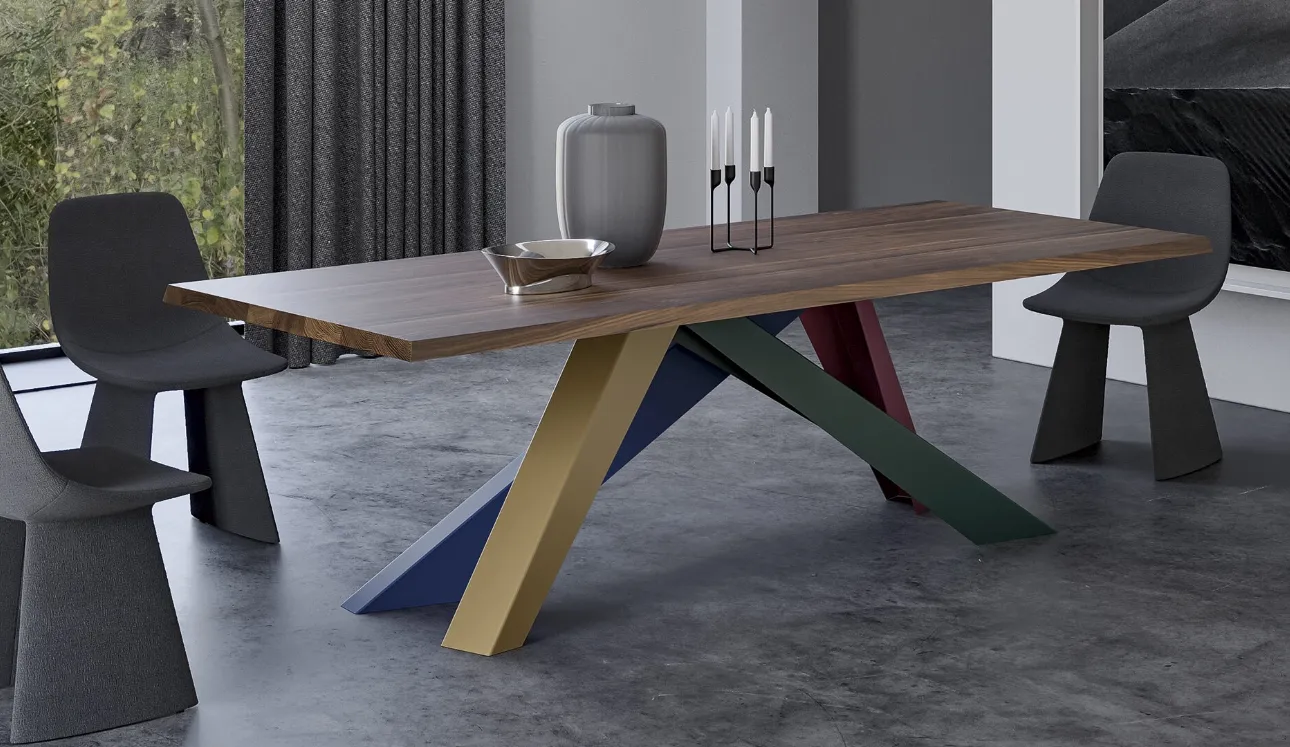 Tavolo Big Table con piano in legno e gambe in acciaio tagliato al laser in diverse misure e forme geometriche, sagomate e verniciate opache, in numerose combinazioni di colori, di Bonaldo