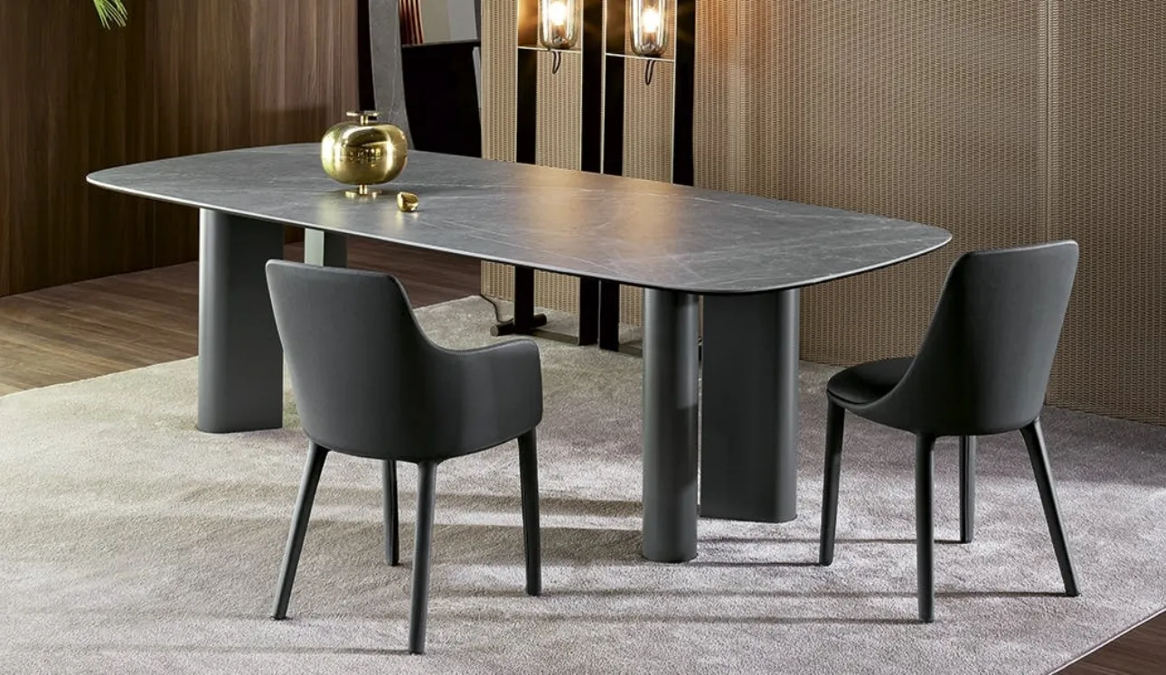 Tavolo Geometric Table con piano in ceramica e base in metallo di Bonaldo