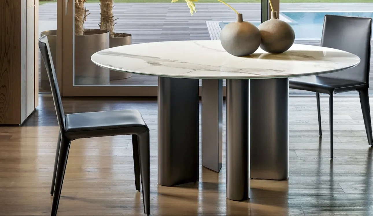 Tavolo rotondo Geometric Table con piano in ceramica e base in metallo di Bonaldo