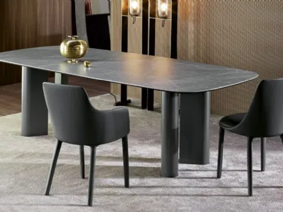 Tavolo Geometric Table con piano in ceramica e base in metallo di Bonaldo