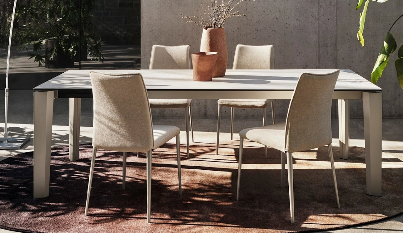 Tavolo Delta in ceramica di Calligaris