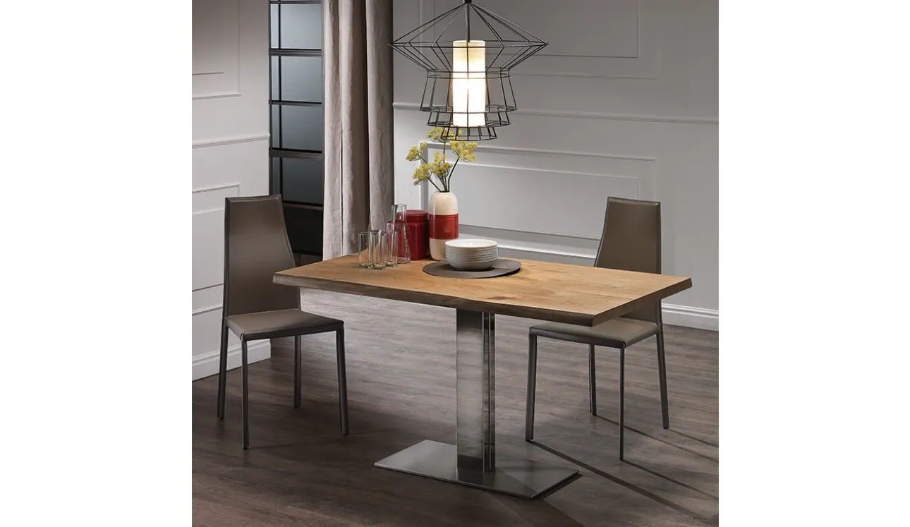 Tavolo con base in acciaio e piano in legno di noce Elvis Wood di Cattelan Italia