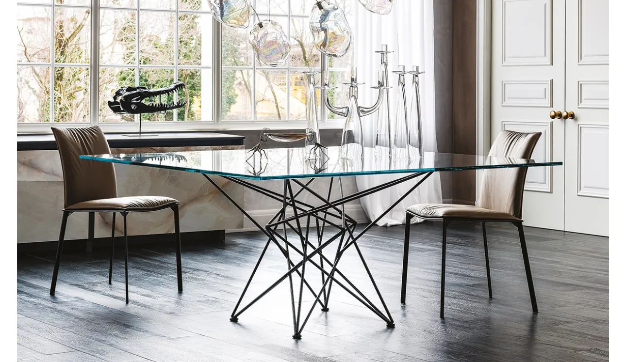 Tavolo con base in acciaio e piano in cristallo bisellato Gordon di Cattelan Italia