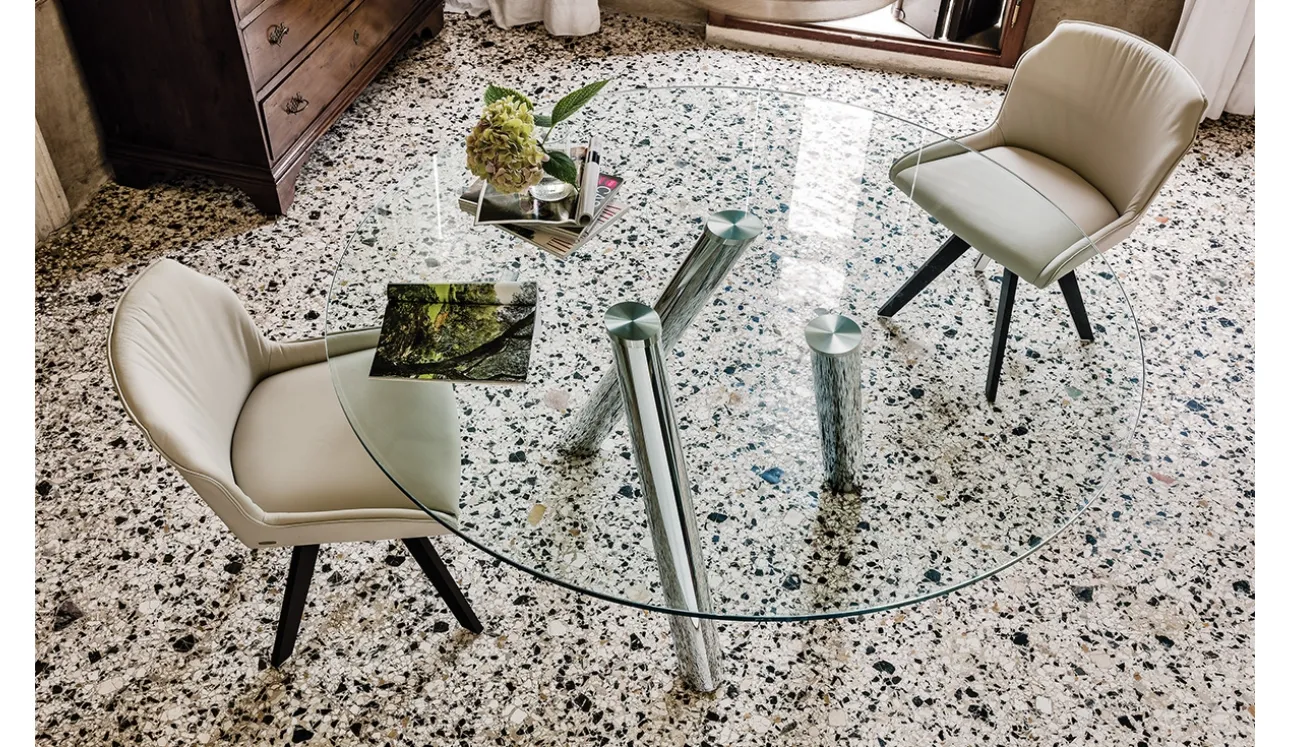 Tavolo rotondo con tre gambe in acciaio tubolare e piano in cristallo Ray di Cattelan Italia