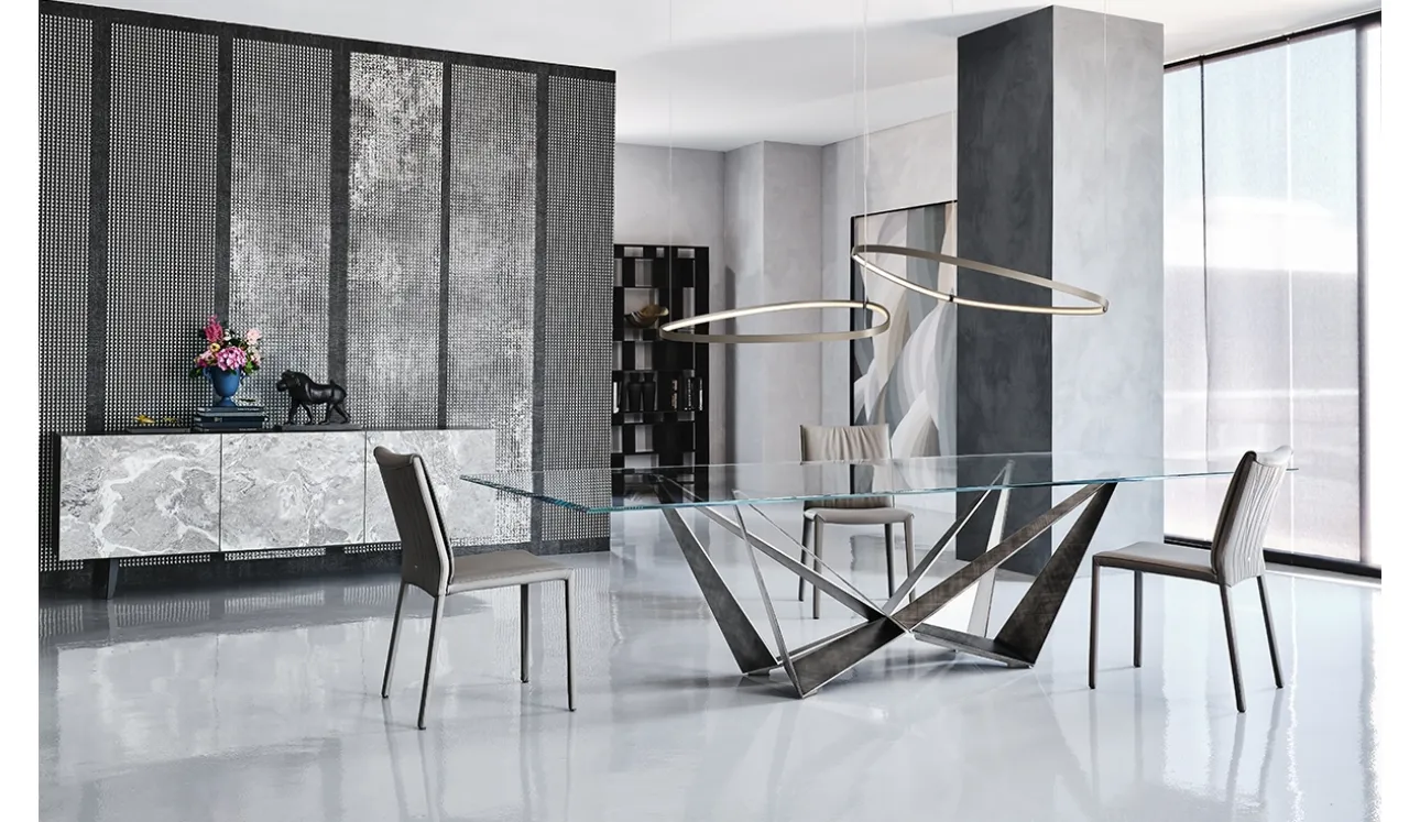 Tavolo con base in acciaio e piano in cristallo Skorpio di Cattelan Italia