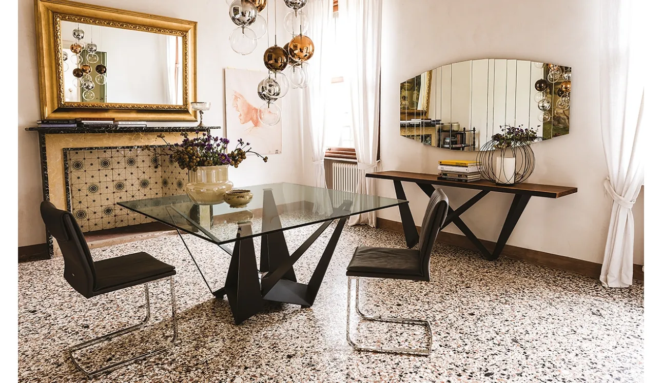 Tavolo quadrato con base in acciaio e piano in cristallo Skorpio di Cattelan Italia