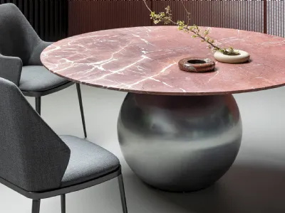 Tavolo rotondo con piano in marmo Rosso Carpazi e base sferica in metallo finitura Platino Circus di Bonaldo