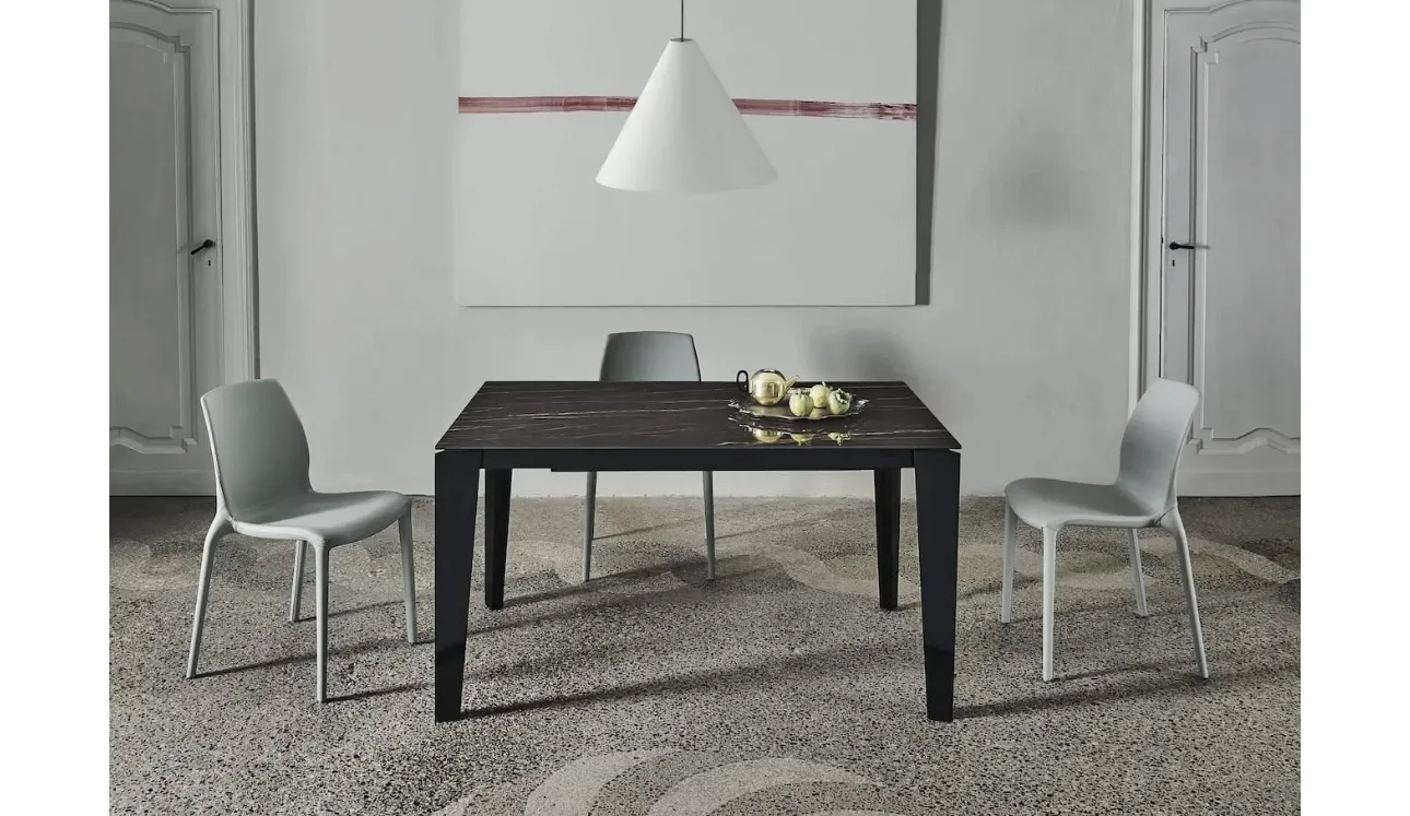 Tavolo allungabile Cruz XXL con top in SuperMarmo e base in acciaio laccato di Bontempi