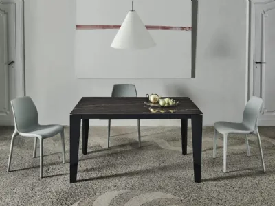 Tavolo allungabile Cruz XXL con top in SuperMarmo e base in acciaio laccato di Bontempi