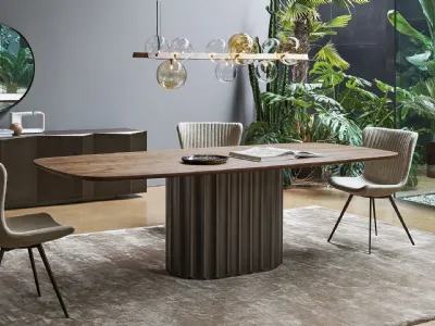 Tavolo Dorian Table con top in legno e base in poliuretano finitura bronzo spazzolato di Bonaldo