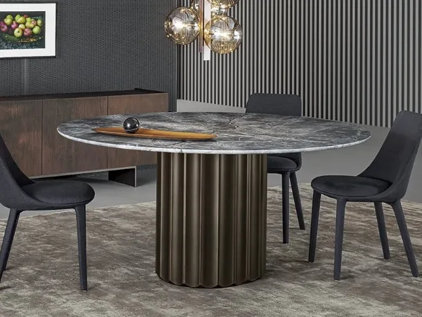 Tavolo Dorian Table con top in marmo e base in poliuretano finitura bronzo spazzolato di Bonaldo