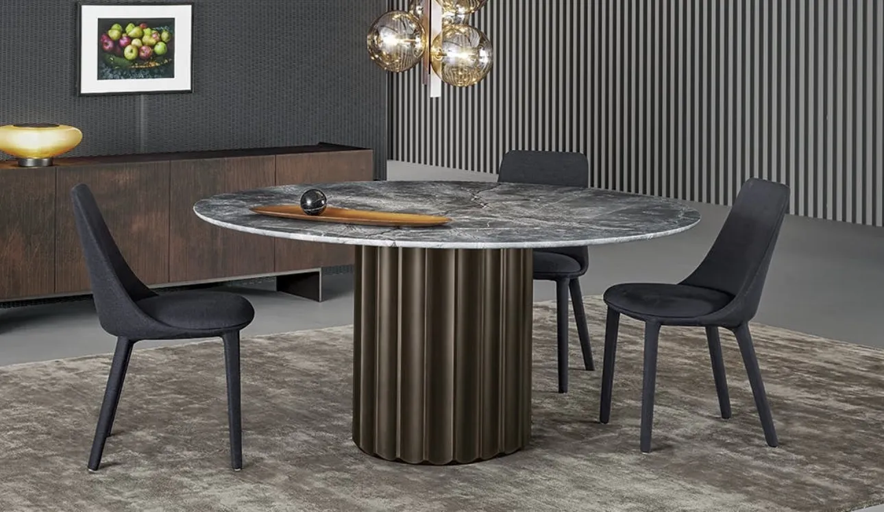 Tavolo Dorian Table con top in marmo e base in poliuretano finitura bronzo spazzolato di Bonaldo