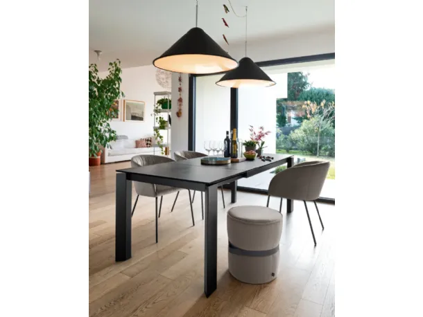 Tavolo allungabile con top in ceramica stone e base in metallo nero opaco Gate di Connubia
