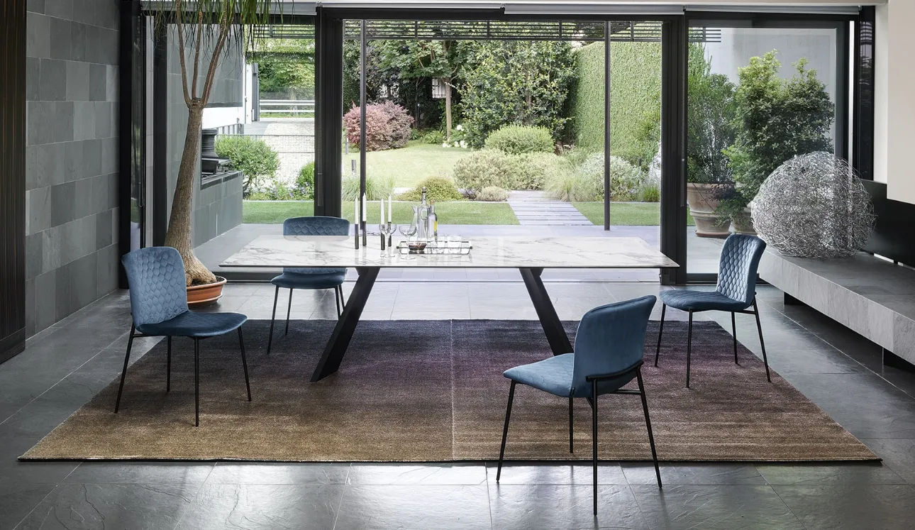 Tavolo rettangolare Icaro con top in ceramica e basamento in legno impiallacciato di Calligaris
