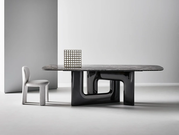 Tavolo di design Liaison con top in marmo e base in poliuretano di Bonaldo