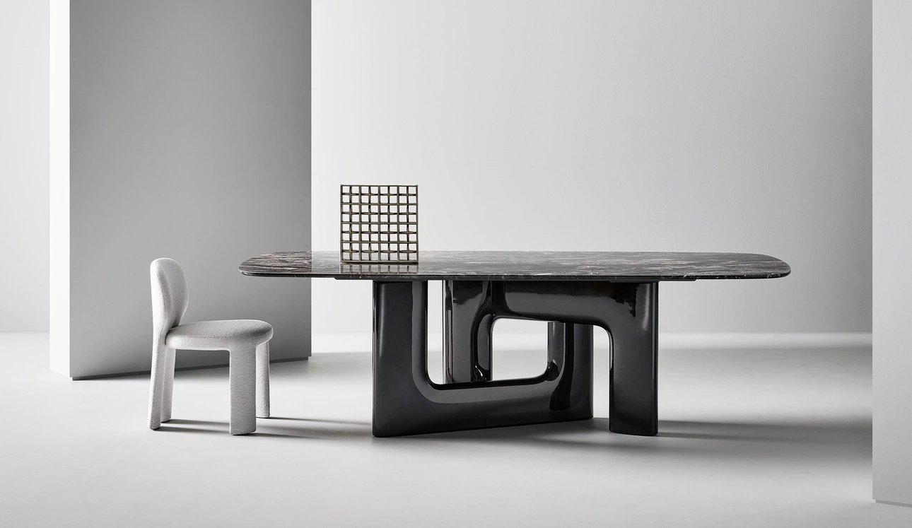 Tavolo di design Liaison con top in marmo e base in poliuretano di Bonaldo