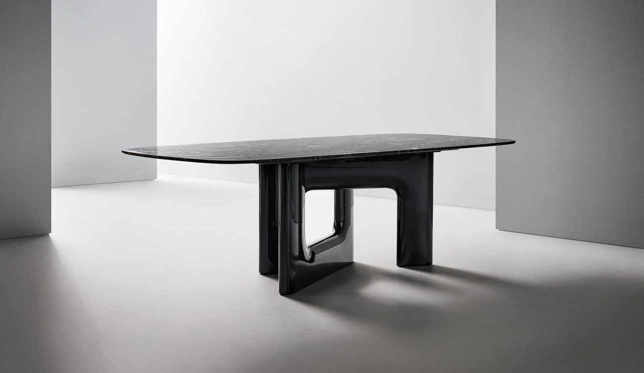 Tavolo di design Liaison con top in marmo e base in poliuretano di Bonaldo