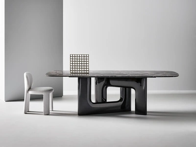 Tavolo di design Liaison con top in marmo e base in poliuretano di Bonaldo