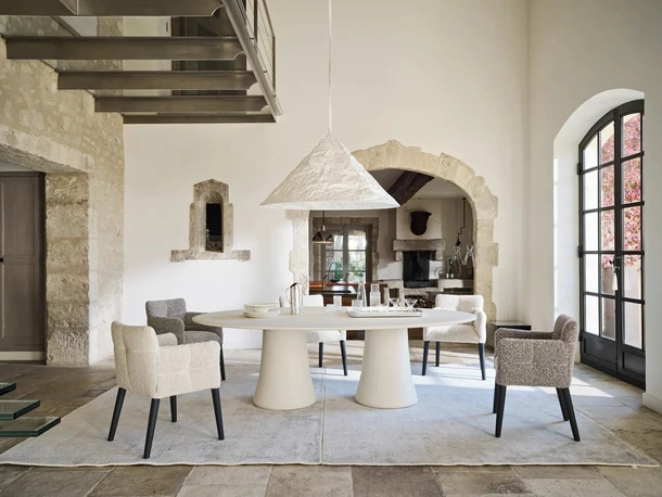 Tavolo Mae 33 in calce argilla spatolata di Gervasoni