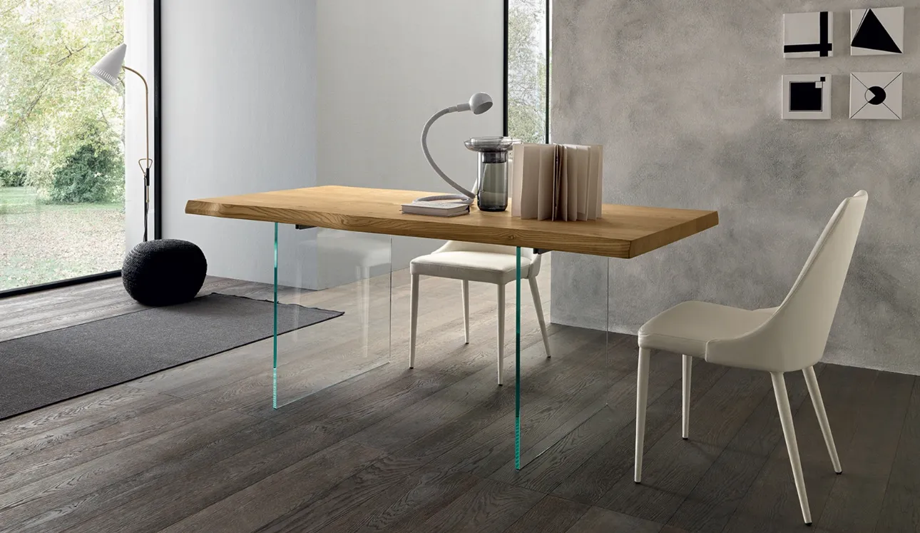 Tavolo rettangolare Meridiano di Altacon con piano in legno e gambe in vetro com